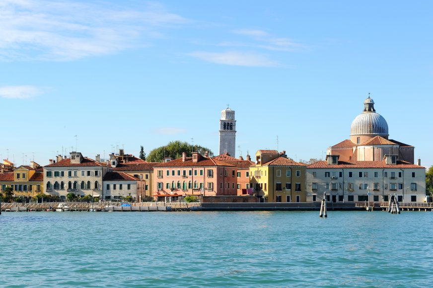 39 personnes ont pris part au voyage organisé à Venise et à travers la Vénétie.   La première journée sur les routes de la Vénétie nous a mené au pied des réalisations de Scarpa, Palladio ou encore Tadao Ando.  Les deux journées suivantes ont été consacrées à la Biennale d'architecture, raison d'être de ce voyage. Le Pavillon Français, sa genèse et les différents projets exposés, nous ont été contés par Boris Nauleau*.  Accompagnés d'Etienne Taburet de l'agence Aître, nous avons profité de ses commentaires éclairants tout au long du voyage, dans une ville où l'art et l'architecture ne font qu'un.   * Boris Nauleau, membre du collectif AJAP 2014,  co-auteur du Pavillon Français avec Frédéric Bonnet