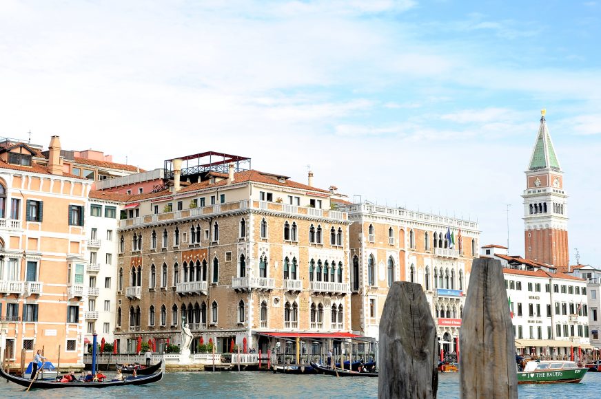 39 personnes ont pris part au voyage organisé à Venise et à travers la Vénétie.   La première journée sur les routes de la Vénétie nous a mené au pied des réalisations de Scarpa, Palladio ou encore Tadao Ando.  Les deux journées suivantes ont été consacrées à la Biennale d'architecture, raison d'être de ce voyage. Le Pavillon Français, sa genèse et les différents projets exposés, nous ont été contés par Boris Nauleau*.  Accompagnés d'Etienne Taburet de l'agence Aître, nous avons profité de ses commentaires éclairants tout au long du voyage, dans une ville où l'art et l'architecture ne font qu'un.   * Boris Nauleau, membre du collectif AJAP 2014,  co-auteur du Pavillon Français avec Frédéric Bonnet