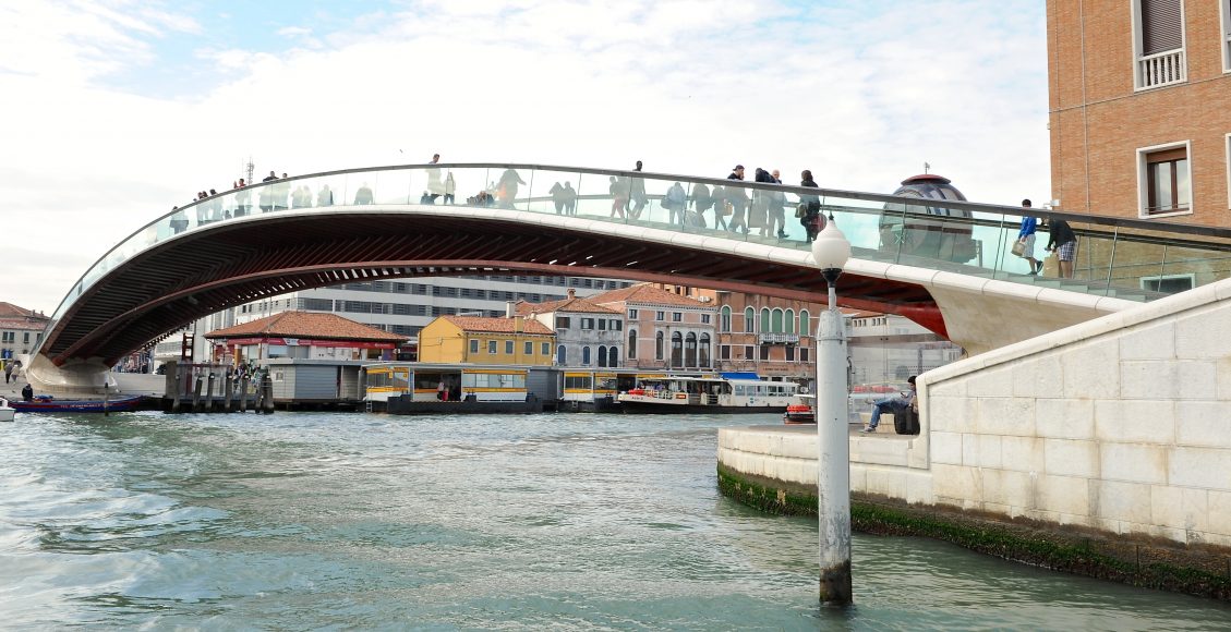 39 personnes ont pris part au voyage organisé à Venise et à travers la Vénétie.   La première journée sur les routes de la Vénétie nous a mené au pied des réalisations de Scarpa, Palladio ou encore Tadao Ando.  Les deux journées suivantes ont été consacrées à la Biennale d'architecture, raison d'être de ce voyage. Le Pavillon Français, sa genèse et les différents projets exposés, nous ont été contés par Boris Nauleau*.  Accompagnés d'Etienne Taburet de l'agence Aître, nous avons profité de ses commentaires éclairants tout au long du voyage, dans une ville où l'art et l'architecture ne font qu'un.   * Boris Nauleau, membre du collectif AJAP 2014,  co-auteur du Pavillon Français avec Frédéric Bonnet