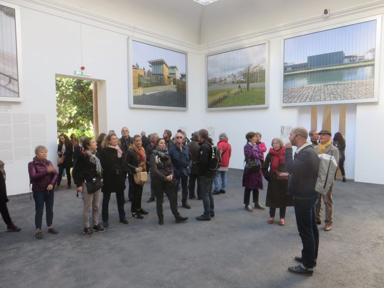 39 personnes ont pris part au voyage organisé à Venise et à travers la Vénétie.   La première journée sur les routes de la Vénétie nous a mené au pied des réalisations de Scarpa, Palladio ou encore Tadao Ando.  Les deux journées suivantes ont été consacrées à la Biennale d'architecture, raison d'être de ce voyage. Le Pavillon Français, sa genèse et les différents projets exposés, nous ont été contés par Boris Nauleau*.  Accompagnés d'Etienne Taburet de l'agence Aître, nous avons profité de ses commentaires éclairants tout au long du voyage, dans une ville où l'art et l'architecture ne font qu'un.   * Boris Nauleau, membre du collectif AJAP 2014,  co-auteur du Pavillon Français avec Frédéric Bonnet